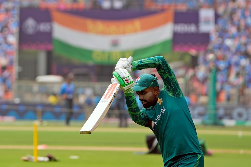  সোশ্যাল মিডিয়ার এই ট্রোলের থেকে বাদ যাননি স্বয়ং পাক অধিনায়ক বাবর আজম এবং তাঁর পরিবারও। ফলে এবার এই ট্রোলের জ্বালা থেকে মুক্তি পেতে বড়সড় পদক্ষেপ করলেন বাবর এবং তাঁর বাবা। শনিবারের ভারত-পাক ম্যাচে মাত্র ১৯১ রান তুলতে পেরেছিল পাকিস্তান। তার বিরুদ্ধে মাঠে নেমে ৭ উইকেটের বড় জয় পেয়েছে ভারতীয় দল। Photo Courtesy: AP 