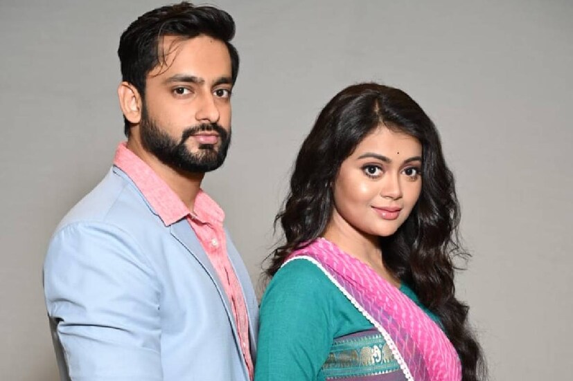 সে কি সিঙ্গল মাদার হিসেবে সমাজে জায়গা পাবে? মোহিতের সাহায্য নিতে রাজি হবে? মোহিতের সঙ্গে কি তার সম্পর্ক তৈরি হবে? উত্তরের জন্য দেখতে হবে ‘বাদল শেষের পাখি’। 