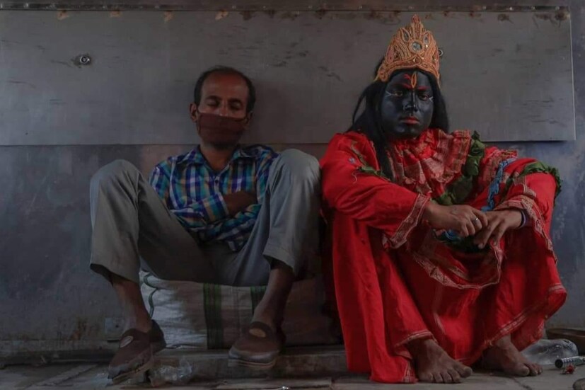 কেউ সাজেন দুর্গা, কেউ বা কালী। নানা দেব দেবতার অবতার ফুটিয়ে তোলেন নিজেদের গায়ে রং লাগিয়ে। আগে একটা সময় ছিল, যখন এই গ্রামের ৩০টির কাছাকাছি পরিবার যুক্ত ছিল এই পেশার সঙ্গে। 
