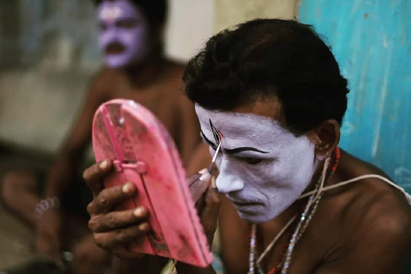 হুগলি জেলায় রয়েছে এমন একটি গ্রাম যে গ্রামের প্রতিটি মানুষের জীবিকা বহুরূপী সাজা। জানেন সেটি কোথায়? এমন গ্রাম, যেখানে সকাল থেকে শুরু হয় সাজগোজ। আর সেই সাজগোজই গ্রামবাসীদের পেশা। অপূর্ব এক ছবি ফুটে ওঠে রোজ সকালে। (ছবি, রিপোর্টিং- রাহী হালদার)