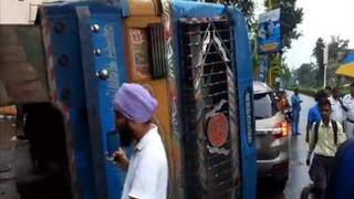 কলেজ মোড়ে বাস দুর্ঘটনা। কলেজ মোড়ে বাস দুর্ঘটনা।