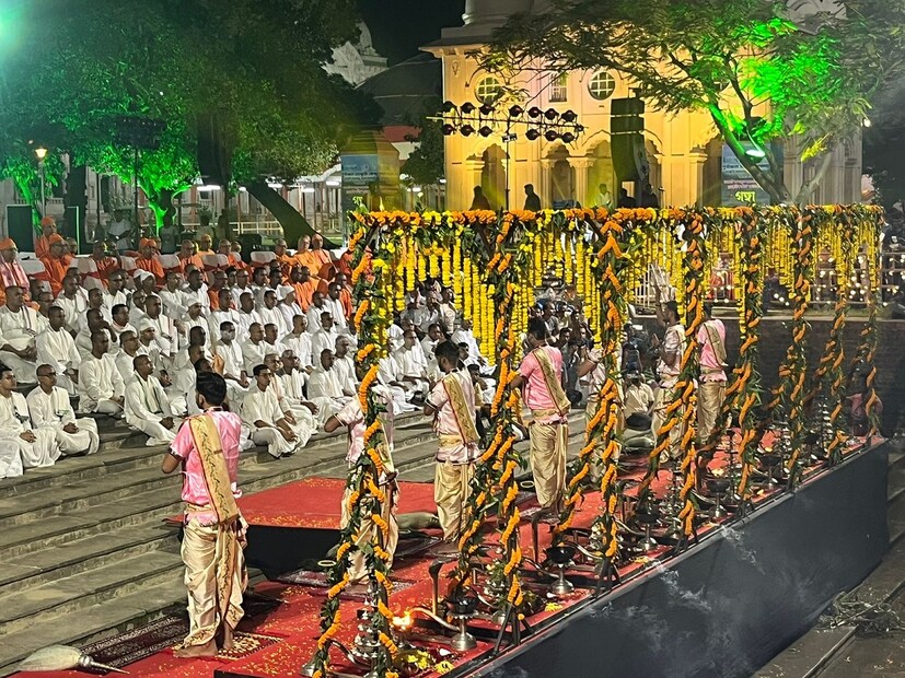  কাশীর পুরোহিতদের উপস্থিতিতে এদিনের গঙ্গা আরতি অনুষ্ঠিত হয়।(Reported By: Amit Sarkar)