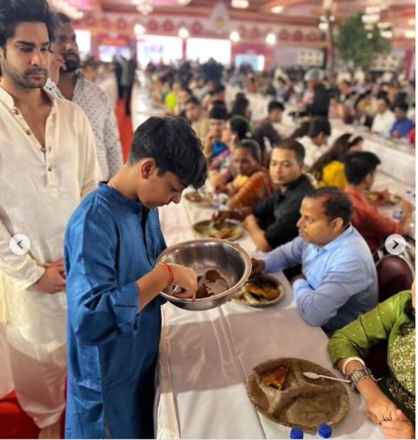 যুগকে এবার ভোগ পরিবেশনও করতে দেখা যায়৷ মণ্ডপেও প্রসাদ বিতরণ করে কাজল-অজয়ের ছেলে যুগ৷