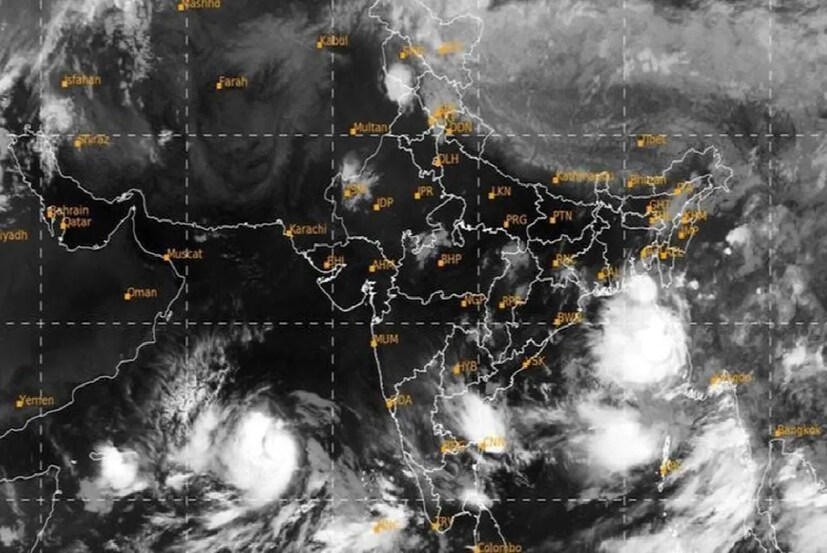 *সিস্টেমটি এই মুহূর্তে উত্তর-পশ্চিম দিকে অগ্রসর হচ্ছে। উত্তর-পশ্চিম দিক ছেড়ে এটি ক্রমশ বাঁক নিয়ে উত্তর ও উত্তর পূর্ব দিকে অর্থাৎ বাংলাদেশের দিকে এগোবে। উত্তর বঙ্গোপসাগরে এটি আরও শক্তিশালী হয়ে ঘূর্ণিঝড়ে পরিণত হয় কিনা সেদিকেই নজর রাখছেন আবহাওয়াবিদরা। ফাইল ছবি। 
