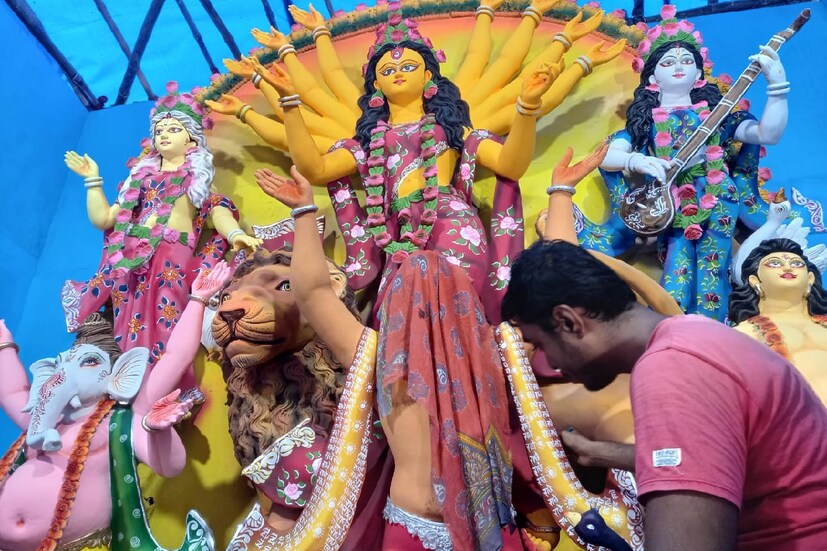 শরৎকালের রাস পূর্ণিমার রাতের ছবি মণ্ডপ জুড়ে। চোখ ধাঁধানো অপরূপ কারুকার্য এই দুর্গায়।