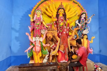 শরৎকালের রাস পূর্ণিমার রাতের ছবি, উল্টোডাঙার ক্লাবে নতুন রূপে দুর্গা ও অসুর শরৎকালের রাস পূর্ণিমার রাতের ছবি, উল্টোডাঙার ক্লাবে নতুন রূপে দুর্গা ও অসুর