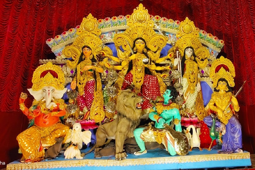 এখন মহালয়া থেকেই পুজোর উদ্বোধন হয়ে যাওয়ায় বাঙালি দুর্গাপুজোয় মেতে ওঠে , তবে আজ সেই পুজোর আনন্দের বাড়তি আনন্দের দিন ৷ কারণ আজ মহাষষ্ঠী৷ Photo- Siddhartha Sarkar এখন মহালয়া থেকেই পুজোর উদ্বোধন হয়ে যাওয়ায় বাঙালি দুর্গাপুজোয় মেতে ওঠে , তবে আজ সেই পুজোর আনন্দের বাড়তি আনন্দের দিন ৷ কারণ আজ মহাষষ্ঠী৷ Photo- Siddhartha Sarkar