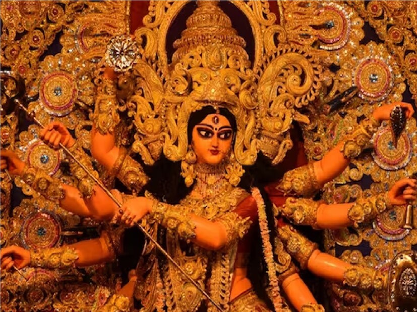 *বাড়ি ফাঁকা রাখা: পুজোতে ভুলেও বাড়ি ফাঁকা রেখে ঠাকুর দেখতে যাবেন না। নইলে যখন তখন আপনারা মূল্যবান জিনিস চুরি হতে পারে। দরকা পরিবারের সকলে সময় ভাগ ভাগ করে ঘুরতে যান।