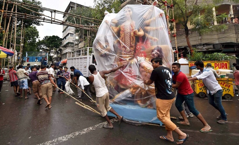 আলিপুর আবহাওয়া দফতরের পূর্বাঞ্চলীয় অধিকর্তা সঞ্জীব বন্দ্যোপাধ্যায় জানিয়েছেন, চলতি বছরের মতো দক্ষিণবঙ্গ থেকে পাকাপাকি বিদায় নিয়েছে বর্ষা।