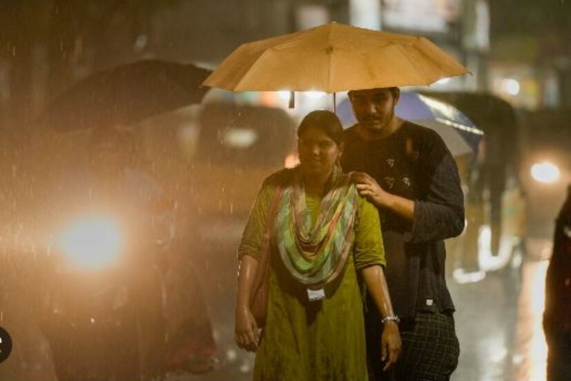 কিন্তু আলিপুরের পূর্বাভাস বলছে নবমী-দশমী থেকেই আবহাওয়ার সামান্য পরিবর্তন হতে পারে। কোথাও কোথাও থাকবে আংশিক মেঘলা আকাশ৷ ভারী বৃষ্টির না হলেও হাল্কা বৃষ্টির সম্ভাবনা এখনই উড়িয়ে দেওয়া যাচ্ছে না।