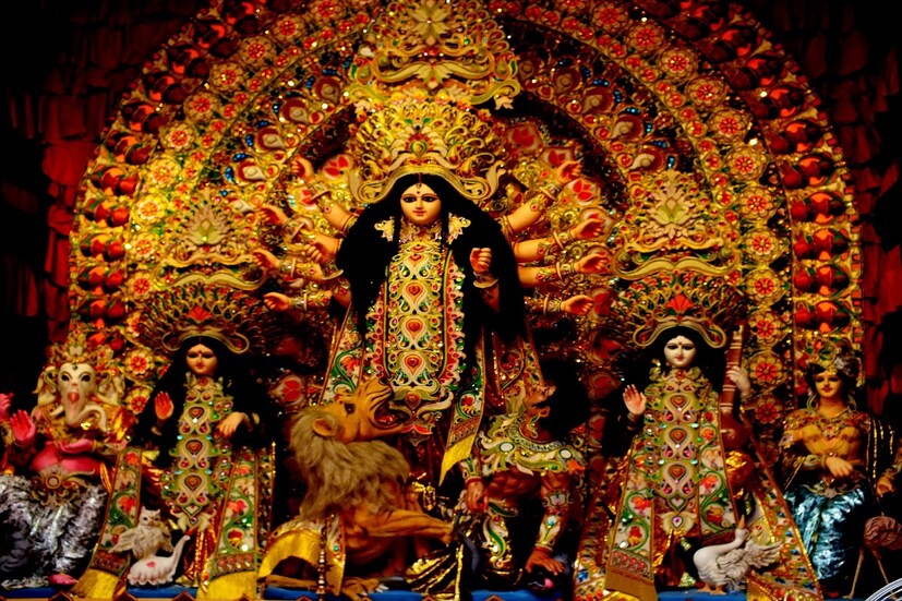 পরের শনিবার মহালয়া। আর তার পরের শনিবারই সপ্তমী। দুর্গাপুজো এবার দোরগোড়ায় কড়া নাড়ছে। এদিকে আকাশের গতিক সুবিধের নয়। প্রায় প্রতিদিনই বিক্ষিপ্ত বৃষ্টি লেগে রয়েছে।