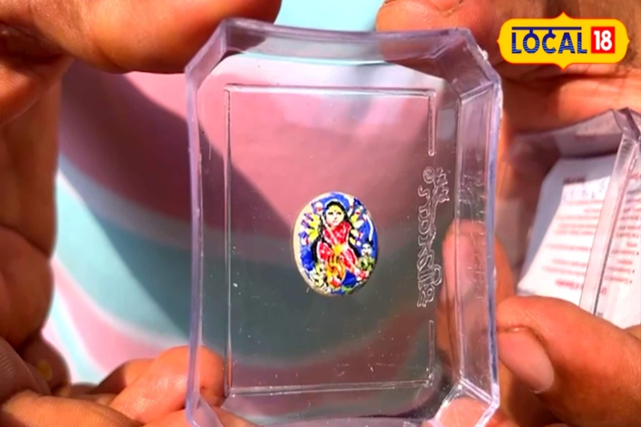 পৌনে এক গ্রাম সন্দেশের উপর দুর্গার ছবি এঁকে তাক লাগালেন বাংলার শিল্পী, দেখুন