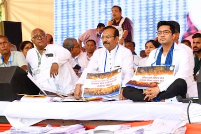 দিল্লিতে তৃণমূলের ধর্নামঞ্চেও ভূমিকম্পের কম্পণ। (ছবি সৌজন্যে-AITMC)
