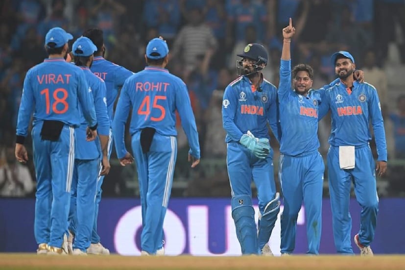 বোলাররা সফল, ব্যাটাররা এখনও নিজেদের প্রমাণ করতে পারেনি: অস্ট্রেলিয়াকে ১৯৯ রানে, পাকিস্তানকে ১৯১ রানে বেঁধে রাখে ভারত। বাংলাদেশ, আফগানিস্তান এবং নিউজিল্যান্ডের ব্যাটাররা যথাক্রমে ২৫৬, ২৭২ এবং ২৭৩ রান তুলেছিলেন। কোহলি, রোহিতরা এখনও স্কোর বোর্ডে ৩০০ রানের পাহাড় চাপাতে পারেননি। সেমিফাইনালে ওঠা দক্ষিণ আফ্রিকা ৪ বার এবং অস্ট্রেলিয়াও ৪ বার ৩০০ তুলেছে। Photo Courtesy: BCCI/X