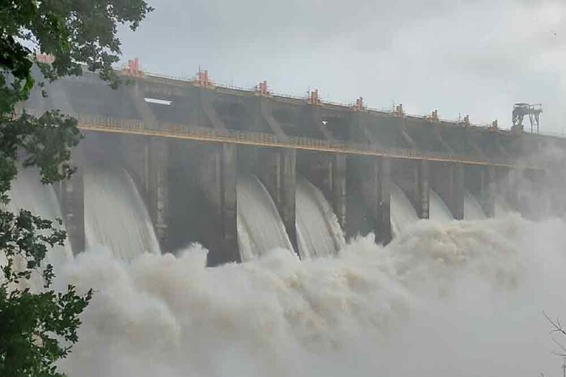 সাত জেলার জেলাশাসককে মুখ্য সচিব নির্দেশ দেন, ‘আপনারা এলাকা এলাকা পরিদর্শন করুন। যেখানে যেখানে জল জমছে বা বন্যার মত পরিস্থিতি তৈরি হচ্ছে সেই এলাকাগুলি পরিদর্শন করুন। প্রয়োজনে এসপি সহ জেলার পুলিশ আধিকারিকদের নিয়ে যান। যে এলাকা গুলি তে বন্যার আশঙ্কা তৈরি হয়েছে সেখানকার বাসিন্দাদের দ্রুত নিরাপদ স্থানে নিয়ে আসুন। এলাকায় এলাকায় পরিদর্শন করুন।’