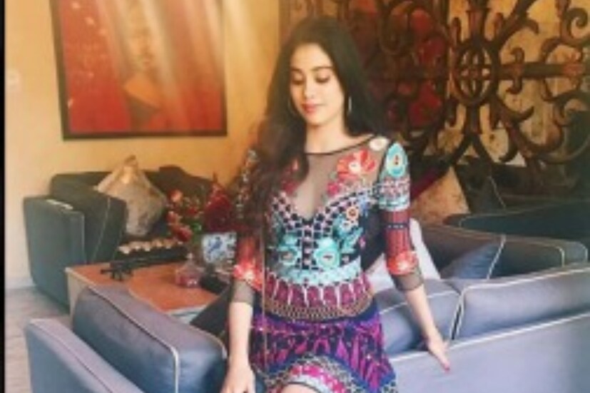  ঘরের ড্রয়িং রুমের লুক পাল্টাতে চাইলে জাহ্নবীর মতো এরকম সোফা সেটও বসাতে পারেন৷ সোফা সেটের মাঝখানে একটি সেন্টার টেবিল রাখতে একদম ভুলবেন না৷