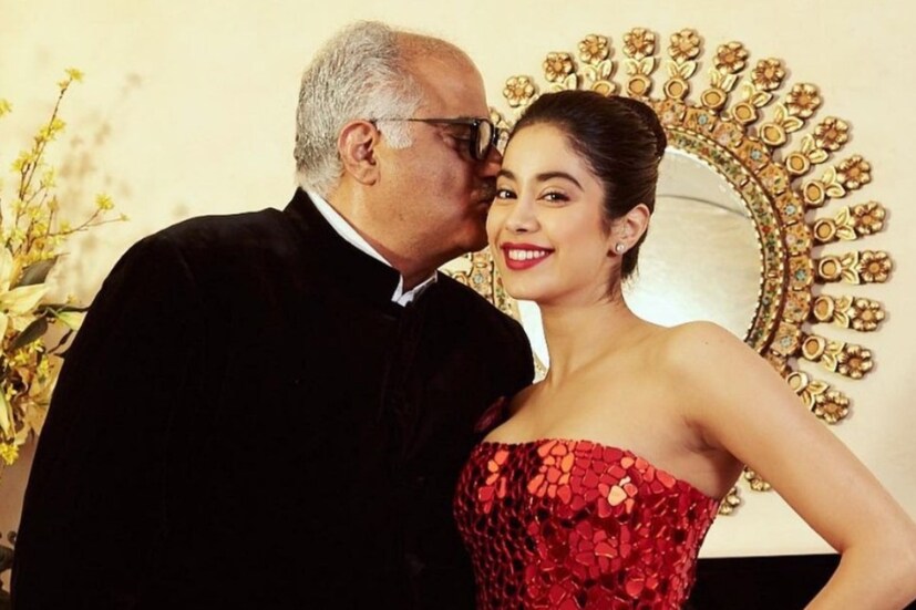 জাহ্নবীর বাড়ির ডিজাইনার দেওয়াল আয়না বেশ নজরকাড়া৷ বর্তমানে এধরনের আয়না অনেকেই লাগিয়ে থাকেন৷ পুজোয় নিজের বাড়ির ভোল বদলাতে এরকম একটা মাস্টারপিস ট্রাই করতে পারেন৷