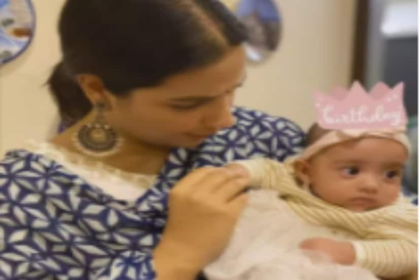  শুভশ্রী সোশ্যাল মিডিয়ায় আরও একটি ছবি শেয়ার করেছেন৷ যেখানে শিশুটির অন্য একটি ছবি দেখা যাচ্ছে৷ একরত্তিকে কোলে নিয়ে হাসিমুখে পোজ দিয়েছেন টলিপাড়ার হবু মা৷ ছবিগুলি পোস্ট করে অভিনত্রী লেখেন- 'শুভ জন্মদিন আমাদের ছোট্ট প্রিন্সেস৷' সন্তান কোলে অভিনেত্রীর এই ছবি মুহূর্তের মধ্যে ভাইরাল হয়েছে৷