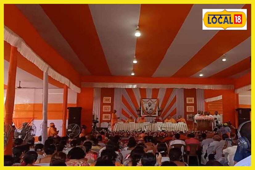 একটি বিশেষ ধর্মসভায় স্বামী গৌতমানন্দজি মহারাজের আর্শীবাদবাণী দিয়ে এই উদ্বোধন অনুষ্ঠান হয়, উপস্থিত ছিলেন বহু বিশিষ্ঠ ব্যক্তি। নিজস্ব ছবি ৷