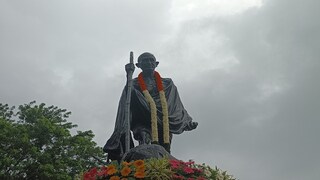 ১৫৪তম জন্ম দিবসেও গান্ধিজির মূর্তি চশমা বিহীন ১৫৪তম জন্ম দিবসেও গান্ধিজির মূর্তি চশমা বিহীন