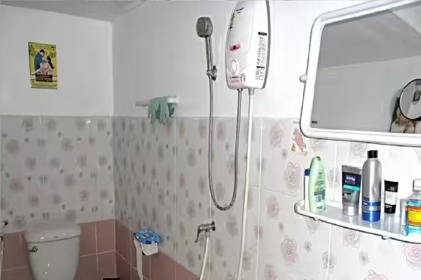 *ঠাণ্ডা জল আসতে শুরু করলেঃ যদি কারও ওয়াটার হিটার থেকে বের হওয়া জল আগের তুলনায় কম ঠাণ্ডা হয় বা সম্পূর্ণ ঠাণ্ডা হয়, তবে এটি একটি স্পষ্ট লক্ষণ যে ওয়াটার হিটারের গরম করার উপাদানটি ক্ষতিগ্রস্ত হয়েছে। এটি ধুলো জমা বা বয়সের কারণে হতে পারে। যদি হিটারটি খুব পুরনো হয়, তবে গরম করার উপাদান পরিবর্তন করেও কোনও লাভ হবে না, সেটা একেবারেই বদলাতে হবে। সংগৃহীত ছবি।