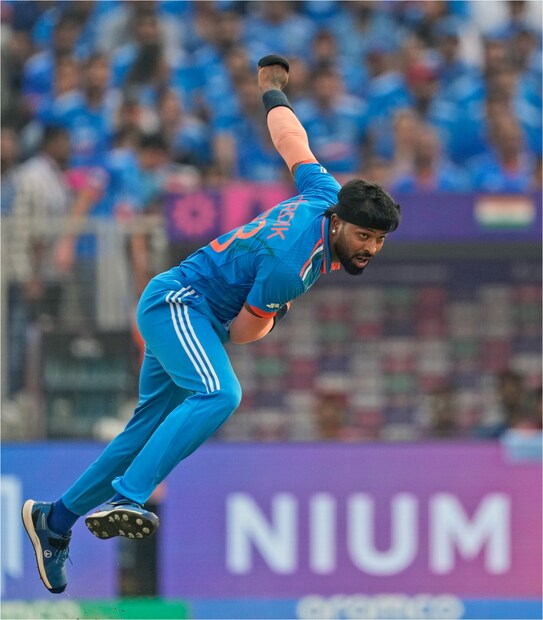 ফলে প্রতিযোগিতার েমন গুরুত্বপূর্ণ সময় চোট সারিয়ে দলে ফিরে হার্দিক কতটা ম্যাচ ফিট হতে পারেবনে তা নিয়ে একটা প্রশ্ন থেকেই যাচ্ছে। তবে হার্দিকের পরিবর্তে কোনও ক্রিকেটারকে এখনও নেওয়ার কথা ভাবছে না বোর্ড। পরিস্থতি বুঝে আগামি সিদ্ধান্ত নেওয়া হবে। সব মিলিয়ে পরিস্থিতি যা সেমির আগে হার্দিকের ফেরাটা মুশকিল।