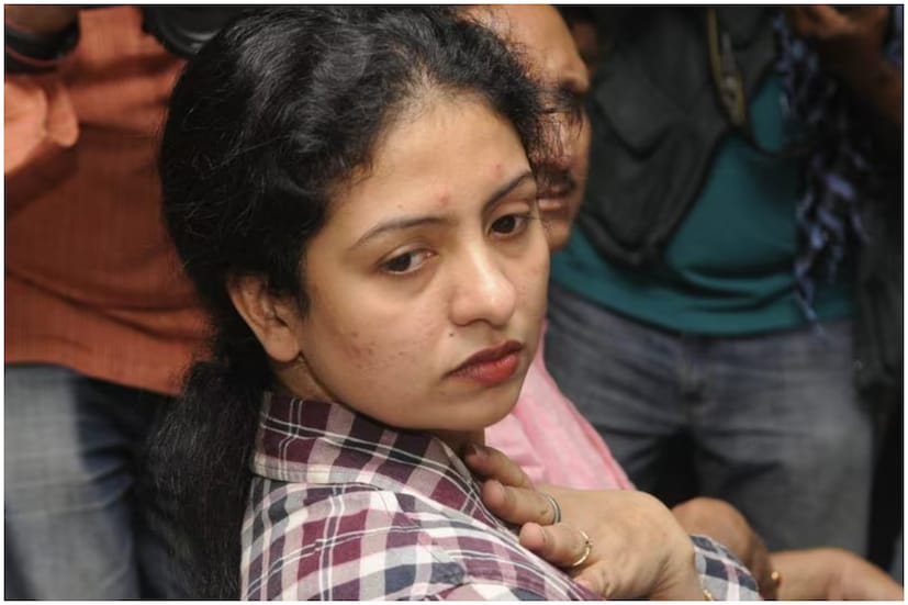 ভারতীয় দলের ফাস্ট বোলার মহম্মদ শামি তাঁর স্ত্রী হাসিন জাহানের সঙ্গে বর্তমানে থাকেন না। মামলাও চলছে তাদের সম্পর্ক নিয়ে। হাসিন মডেলিং জগতের সঙ্গে যুক্ত। তার একটি একটি ছবি সোশ্যাল মিডিয়ায় ঝড় তোলে। বিতর্কও কম হয়না। এই ছবিটি দেখুন মেকআপ ছাড়া হাসিনকে কেমন দেখাচ্ছে।