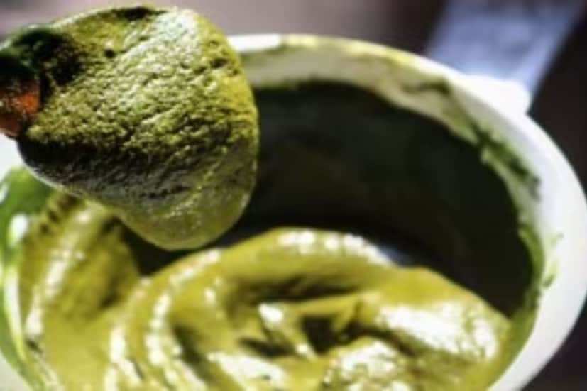 জ‍্যুস বের করে নেওয়ার পর পাওয়ার প‍্যাক মিশ্রণটিকে ফেলে দেওয়ার ভুল করবেন না। এটি মাথায় প‍্যাক হিসেবে লাগান। ১৫ থেকে ২০ মিনিট মাথায় লাগিয়ে রেখে ধুয়ে ফেলুন। 