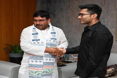 অভিষেক বন্দ্যোপাধ্যায়ের হাত ধরে তৃণমূলে বিজেপি বিধায়ক হরকালি প্রতিহার৷ 