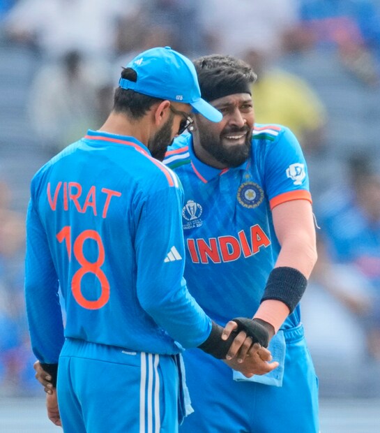 পান্ডিয়া লখনউতে ফের জাতীয় দলের সঙ্গে যোগ দেবেন বলে আশা করা যাচ্ছে৷   পাশাপাশি  ইংল্যান্ডের বিরুদ্ধে  ফের জাতীয় দলের জার্সিতে তাঁর খেলার সম্ভাবনা থাকবে এমনটাই আশা করছে থিঙ্কট্যাঙ্ক৷ Photo- AP 