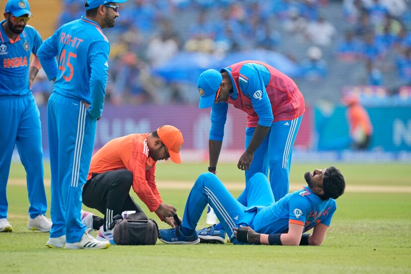 বেঙ্গালুরু:  ভারত বনাম বাংলাদেশ ম্যাচ চলাকালীন হার্দিক পান্ডিয়া চোট পেয়েছিলেন৷ বিশ্বকাপে একের পর এক ম্যাচ জিতে যখন দারুণ চনমনে টিম ইন্ডিয়া, যা নবরাত্রিতে দেশের মানুষকে আরও আনন্দ দিচ্ছে ঠিক সেই সময়েই হার্দিক পান্ডিয়ার চোটের খবর ভয় পাইয়ে দিয়েছে৷