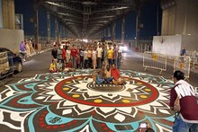 উৎসবের আনন্দ আর আধুনিকতা প্রযুক্তির সঙ্গত, হাওড়া ব্রিজ সেজে উঠেছে আলপনায়
