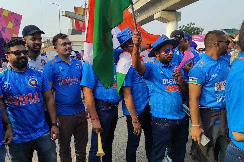 আর কিছু সময়ের অপেক্ষা তারপরই আহমেদাবাদের নরেন্দ্র মোদী স্টেডিয়ামে মুখোমুখি হবে দুই চির প্রতিদ্বন্দ্বি দেশ ভারত ও পাকিস্তান।