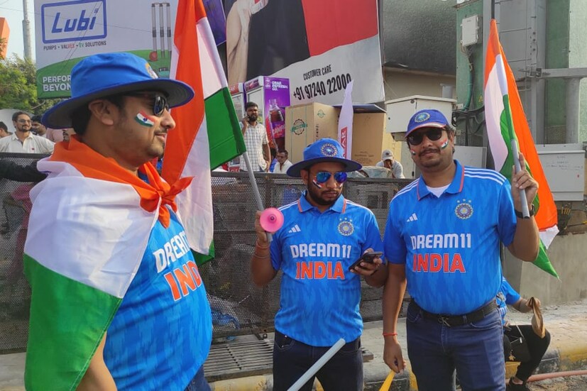 সকাল থেকেই স্টেডিয়াম চত্বরে ফ্যানেদের ভিড়। কারও হাতে ভারতীয় পতাকা, কেউ আবার নিজেকে রাঙিয়ে নিয়েছেন তেরঙা রঙে।