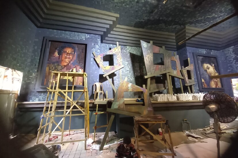 জগৎ মুখার্জি পার্কে শিল্প জগতের এক অনাবৃত কাহিনি। ফুলকুমারী। যার আসল নাম কেউ জানে না। ১৬ বছর বয়স থেকেই হবু শিল্পীদের তুলির টানে যার অনাবৃত রূপ ফুটে উঠেছে ক্যানভাসে। সেই রকমই এক কর্মশালা এবার জগত মুখার্জি পার্কের মন্ডপ সজ্জায়।