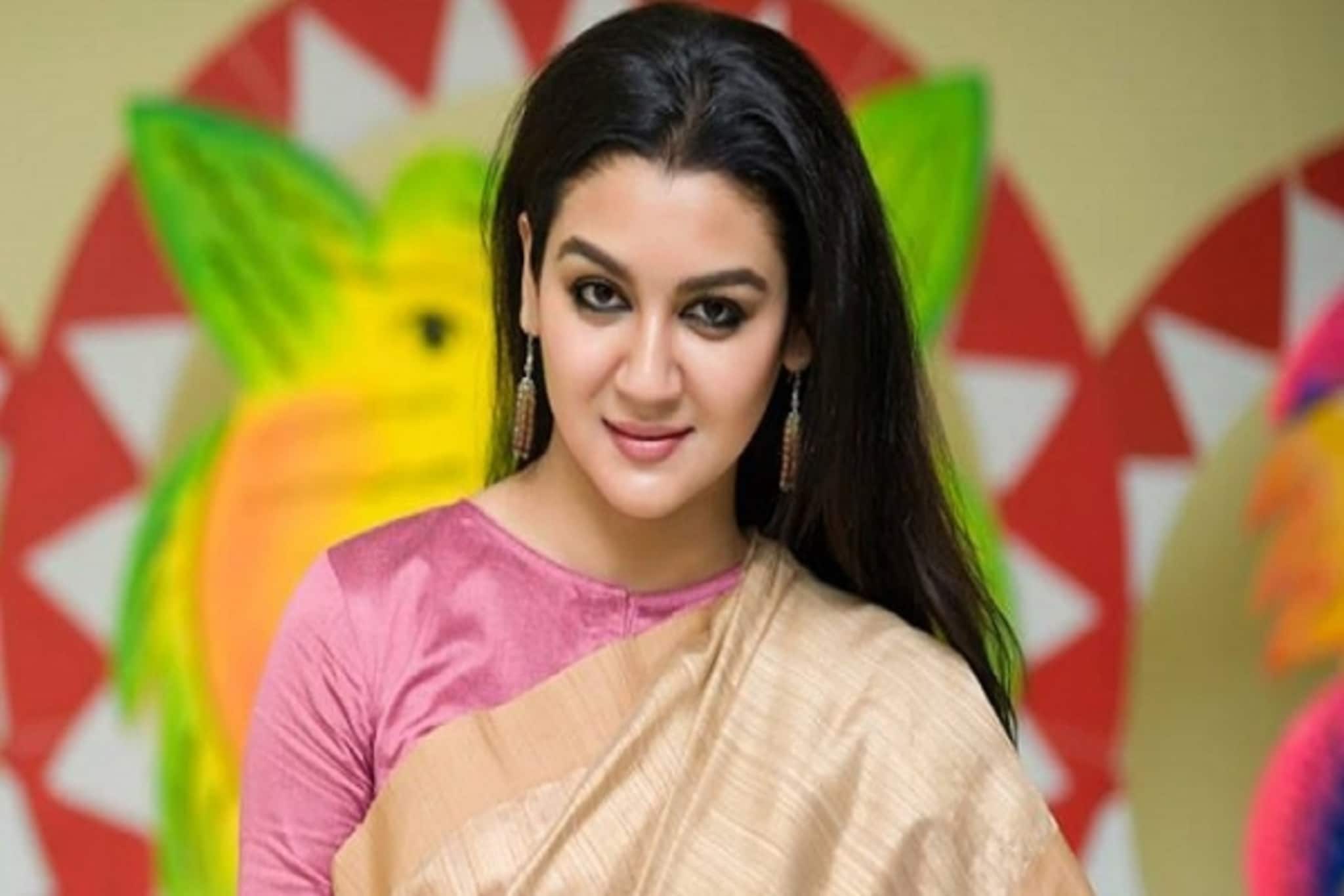 দুর্গাপুজোয় কী প্ল্যান নায়িকার? শপিং করেছেন? দেখুন এক্সক্লুসিভ জয়া