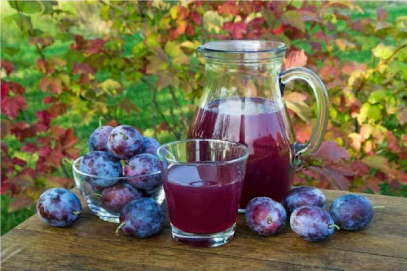  Prune-র রস- একধরণের plum। এই রসও প্রাকৃতিকভাবে রক্ত ​​বৃদ্ধি করার ক্ষমতা রাখে। এমনি রস করে খান কিম্বা ড্রাই ফ্রুট ফর্ম্যাটে খান দুভাবেই  লাভ৷ এতে প্রচুর আয়রন থাকে। এতে নন-হেম আয়রন রয়েছে যা খুব কমই পাওয়া যায়। এর রস পান করলে শরীরে রক্তের পরিমাণ দ্রুত বৃদ্ধি পায়৷   Image: Canva