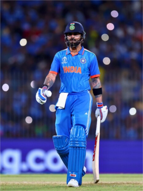 অনেকেই বলেন পাকিস্তান দলও নাকি ভারতীয় ব্যাটারদের মধ্যে সবথেকে বেশি সমীহ করেন বিরাট কোহলিকে। ভয় পায় বললেও খুব একটা ভুল হবে না। কিন্তু কেন বিরাট কোহলি নাম শুনলেই একপ্রকা ভয়ে কাঁপুনি ধরে পাকিস্তান দলের? জেনে নেওয়া যাক সেই কারণ।