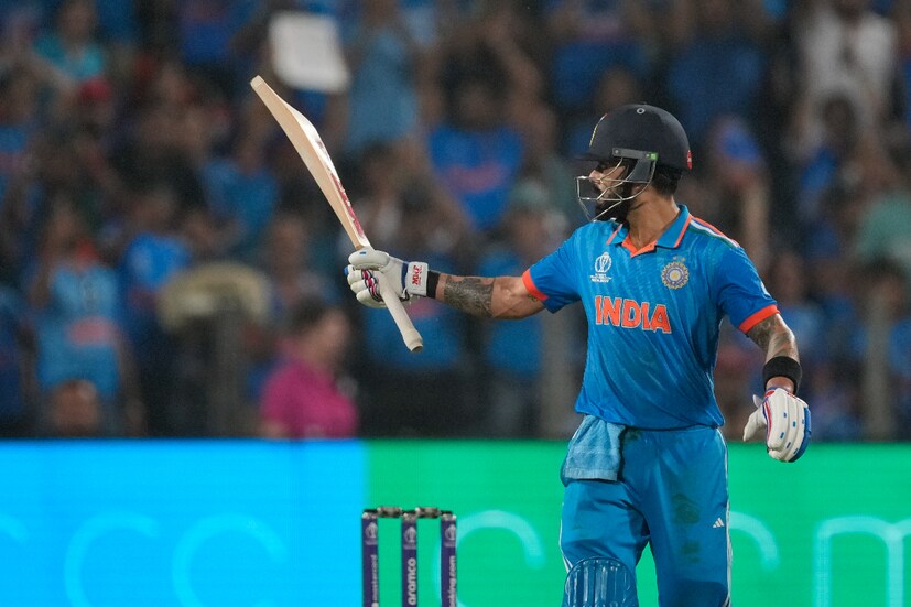 এছাড়া আন্তর্জাতিক ক্রিকেটে ২৬ হাজার রান সংগ্রহকারীদের তালিকায় চতুর্থ স্থানে উঠে এলেন বিরাট কোহলি। বাংলাদেশ ম্যাচের পর বিরাটের রান দাঁড়াল ২৬,০২৬। টপকে গেলেন শ্রীলঙ্কার আর এক প্রাক্তন অধিনায়ক মাহেলা জয়বর্ধনেকে।          (Photo Courtesy- AP)