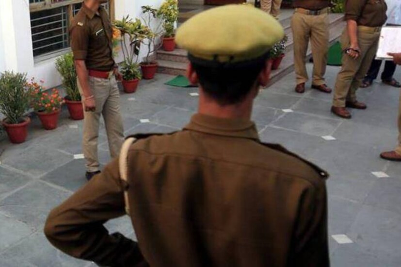 আচমকাই ওই ছাত্রীর রাস্তা আটকে দাঁড়ায় ৫-৮জন ব্যক্তি। প্রথমে কথা বলার চেষ্টা করে, এরপরে ওই তরুণী নিজের গন্তব্যে এগিয়ে যেতেই তাঁকে জোর করে তুলে নিয়ে যায় তাঁরা।(প্রতীকী ছবি)