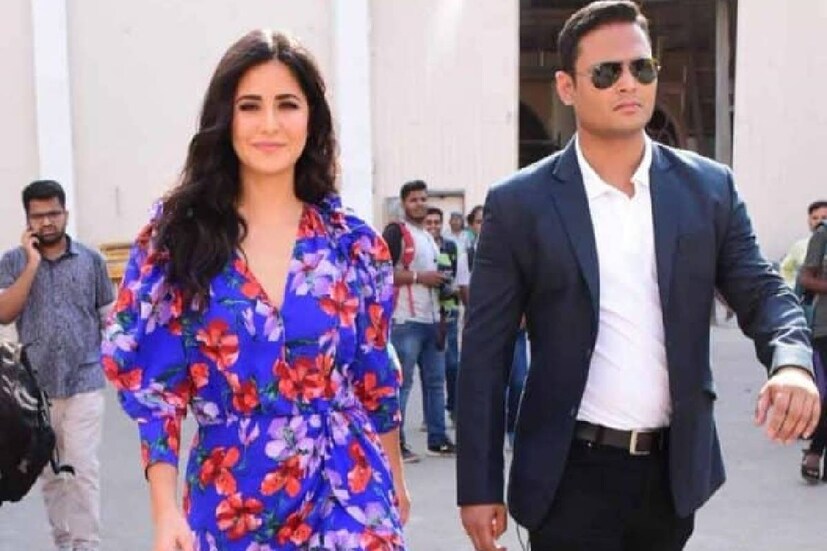 দীপকের বার্ষিক বেতন জানেন? একাধিক সংবাদমাধ্যমে খবর, দীপক এক বছরে এক কোটি টাকার কাছাকাছি মাইনে পান। ক্যাটরিনা ছাড়াও একাধিক তারকাকে নিরাপত্তা দিয়েছেন দীপক।
