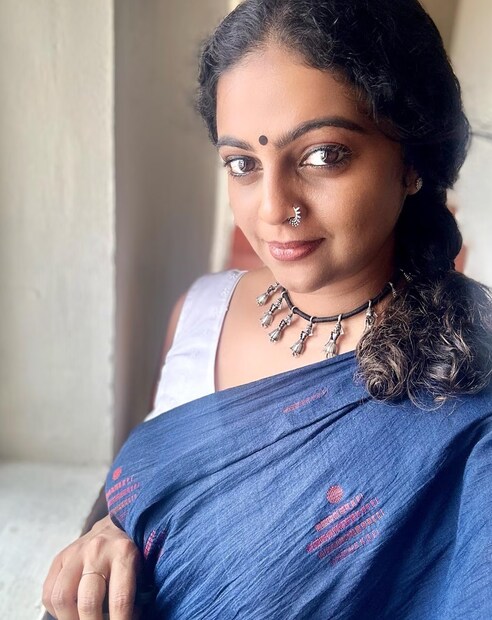 অশ্বথীর একটি ইউটিউব চ্যানেলও রয়েছে, যেখানে বিভিন্ন বিষয়ে তিনি ভিডিও এবং পোস্ট দিয়ে থাকেন। তবে সম্প্রতি অশ্বথীর একটি সোশ্যাল মিডিয়া পোস্ট ভক্তদের দৃষ্টি আকর্ষণ করেছে। আসলে একটি পুরনো দিনের ছবি নিজের অ্যাকাউন্টে পোস্ট করেছেন অভিনেত্রী। ছবিটিকে ‘ফ্যান মোমেন্ট’ হিসেবেই ধরা যেতে পারে। কারণ ছবিটিতে দেখা যাচ্ছে অশ্বথী এবং তাঁর বন্ধুকে। 