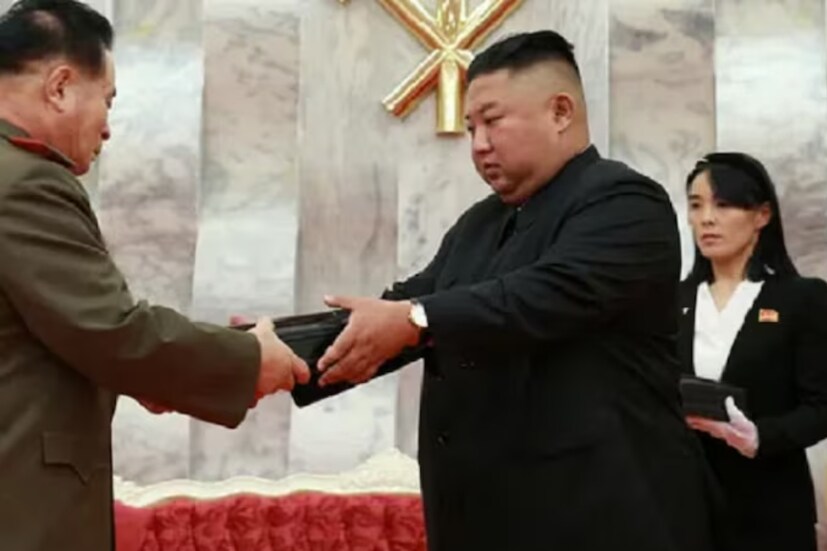 বইটির নাম ‘The Sister-North Korea's Kim Yo Jong, the Most Dangerous Woman’৷ প্রায়শই আলোচনা হয় যে উত্তর কোরিয়ার বর্তমান শাসক কিম জং উন মোটা হয়ে যাচ্ছেন এবং তাঁর স্বাস্থ্যের অবনতি ঘটছে, তাহলে শাসনের লাগাম তার বোন কিম ইয়ো জং-এর হাতে যেতে পারে। কিম জং উনের একমাত্র এবং ছোট বোন কিম ইয়ো-জংকে উত্তর কোরিয়ার শাসনামলে খুব শক্তিশালী বলে মনে করা হয়। (প্রতীকী ছবি)