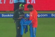 হারের পর ভেঙে পড়েন বাবর, বিরাটের কাছে চেয়ে নেন বিশেষ কিছু্‌, আবদার রাখলেন কোহলিও
