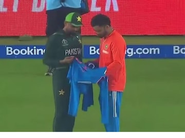 হারের পর ভেঙে পড়েন বাবর, বিরাটের কাছে চেয়ে নেন বিশেষ কিছু্‌, আবদার রাখলেন কিং কোহলিও (Photo:X)
