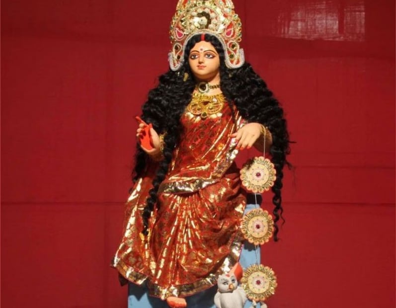 *পূর্ণিমা রাতে অবশ্যই ঘরের প্রধান দরজা খুলে রেখে দেবীকে আহ্বান জানান। শাস্ত্রমতে, এ দিন দেবী ঘরের দরজা খোলা পেলে বাড়িতে প্রবেশ করেন। তাই সারা বছর সুখ-শান্তিতে ঘুমাতে চাইলে, এই দিন ঘরের দরজা খোলা রেখে জেগে থাকুন। সংগৃহীত ছবি।