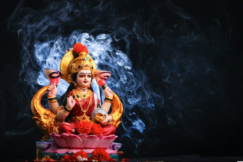 *লক্ষ্মীপুজোর দিন যদি পাঁচজন কুমারী মেয়েকে তাঁদের পছন্দমত কিছু উপহার দেওয়া যায়, তাহলে দেবী লক্ষ্মী তুষ্ট হন। চেষ্টা করুন ৫ জন কুমারীকে পছন্দমত উপহার তুলে দিতে। সংগৃহীত ছবি।
