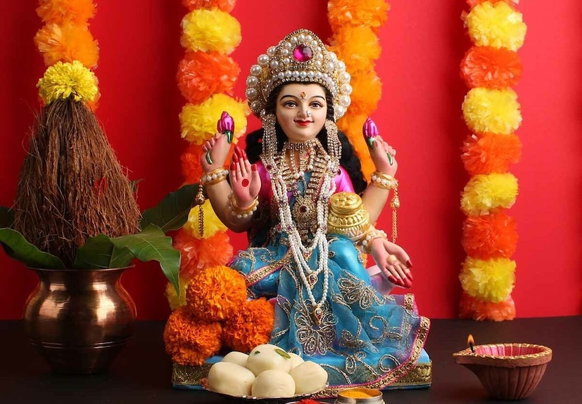 *দেবী লক্ষ্মীর পুজো করলে অবশ্যই নারায়ণের পুজো করতে হয়। নারায়ণের পুজো না করলে দেবীর কৃপা বর্ষিত হয় না। নারায়ণের পুজো করলে দেবী লক্ষ্মীর বিশেষ কৃপা লাভ হয়। তাই লক্ষ্মী পুজোর সঙ্গে সমান ভক্তিতে এ দিন অবশ্যই নারায়ণের পুজো করুন। সংগৃহীত ছবি।