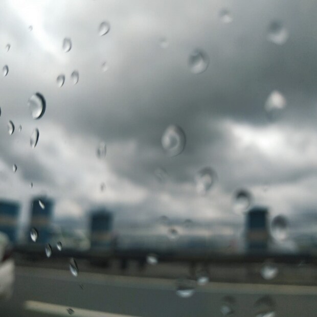 Kolkata Rain Alert: বাতাসে জলীয় বাষ্পের পরিমাণ ৭০ থেকে ৯৪ শতাংশ। আগামী ২৪ ঘণ্টায় কলকাতা শহরে তাপমাত্রা থাকবে ২৭ থেকে ৩২ ডিগ্রি সেলসিয়াস।