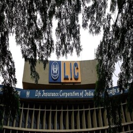 LIC-র প্রিমিয়াম দিতে পারছেন না? সারেন্ডার করলে কত টাকা পাওয়া যাবে, দেখে নিন
